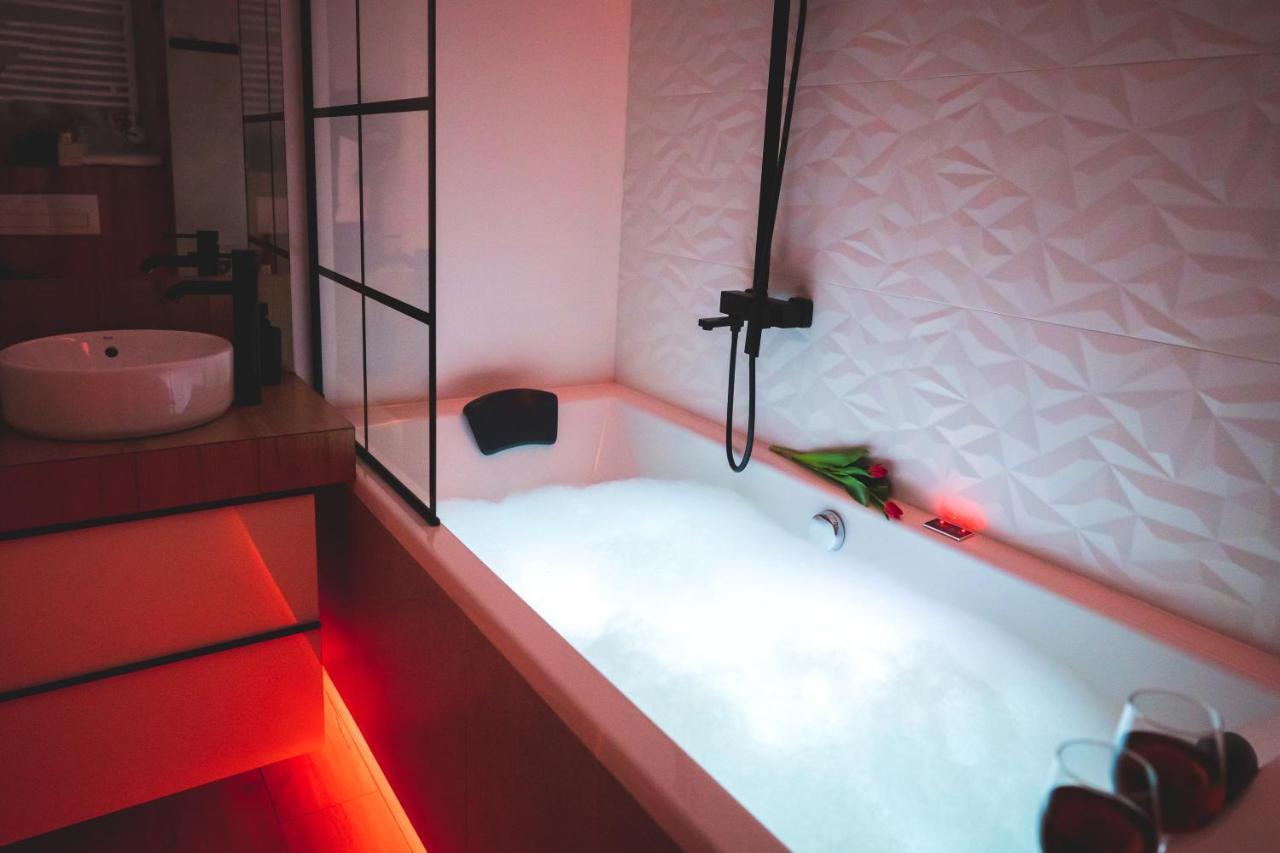 Movie Jacuzzi Apartment At The Main Station By Noclegi Renters Kraków Exteriör bild