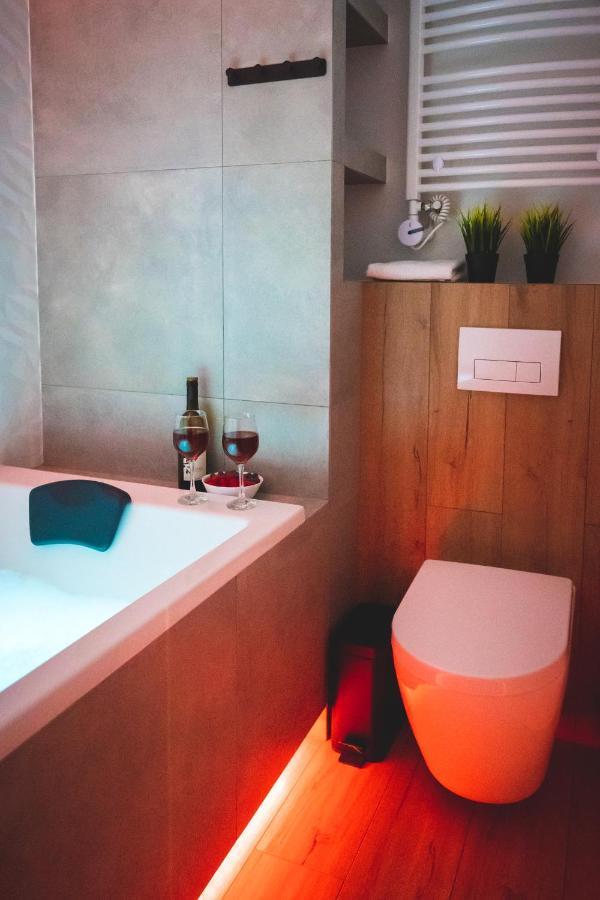 Movie Jacuzzi Apartment At The Main Station By Noclegi Renters Kraków Exteriör bild