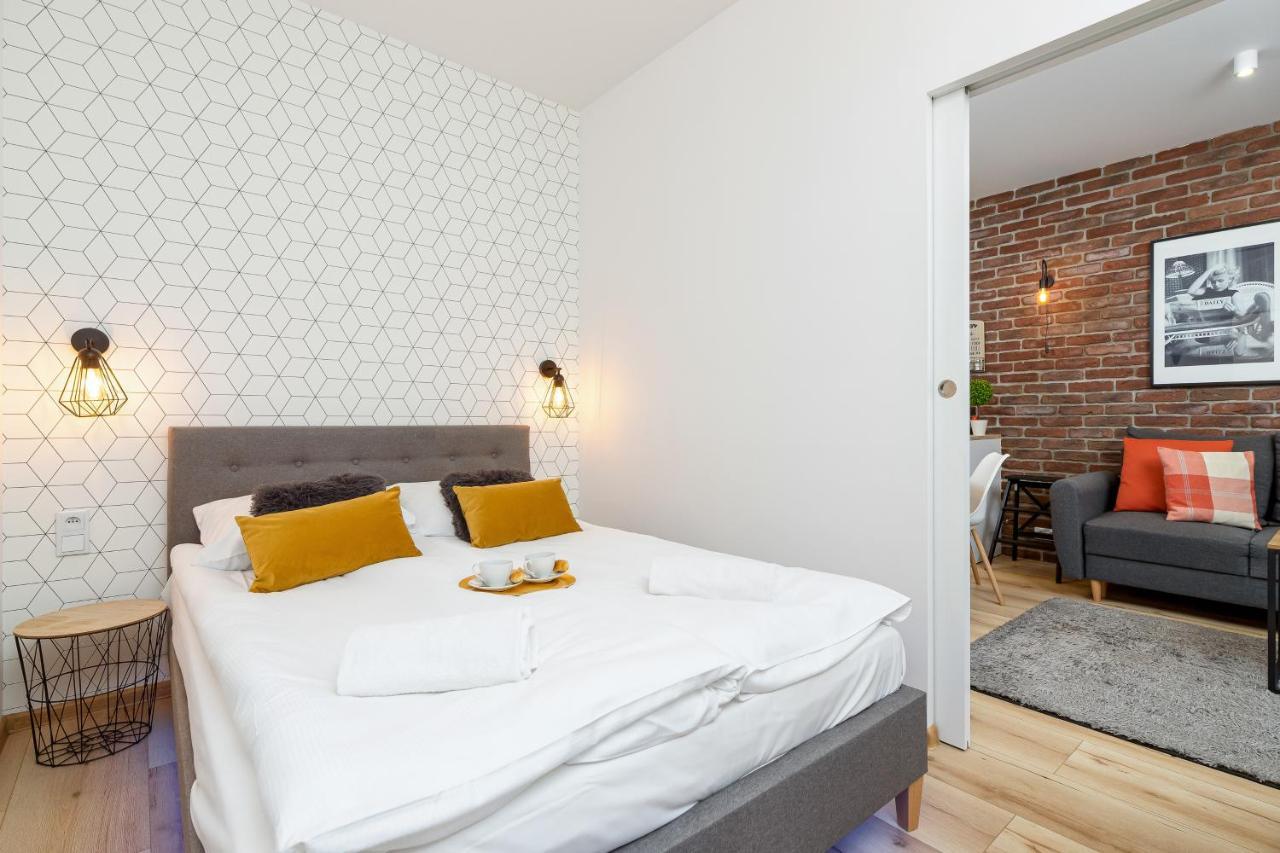 Movie Jacuzzi Apartment At The Main Station By Noclegi Renters Kraków Exteriör bild