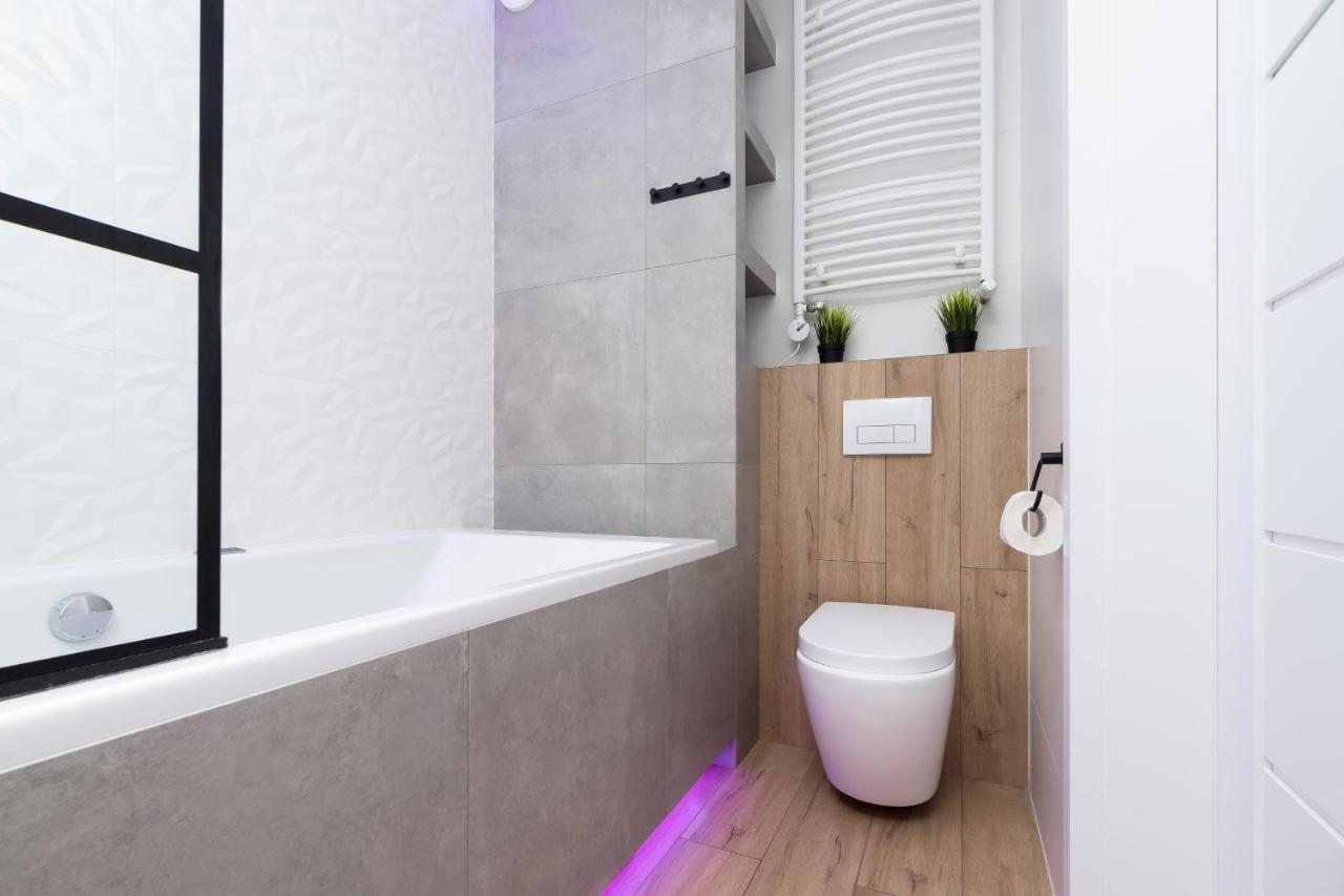 Movie Jacuzzi Apartment At The Main Station By Noclegi Renters Kraków Exteriör bild